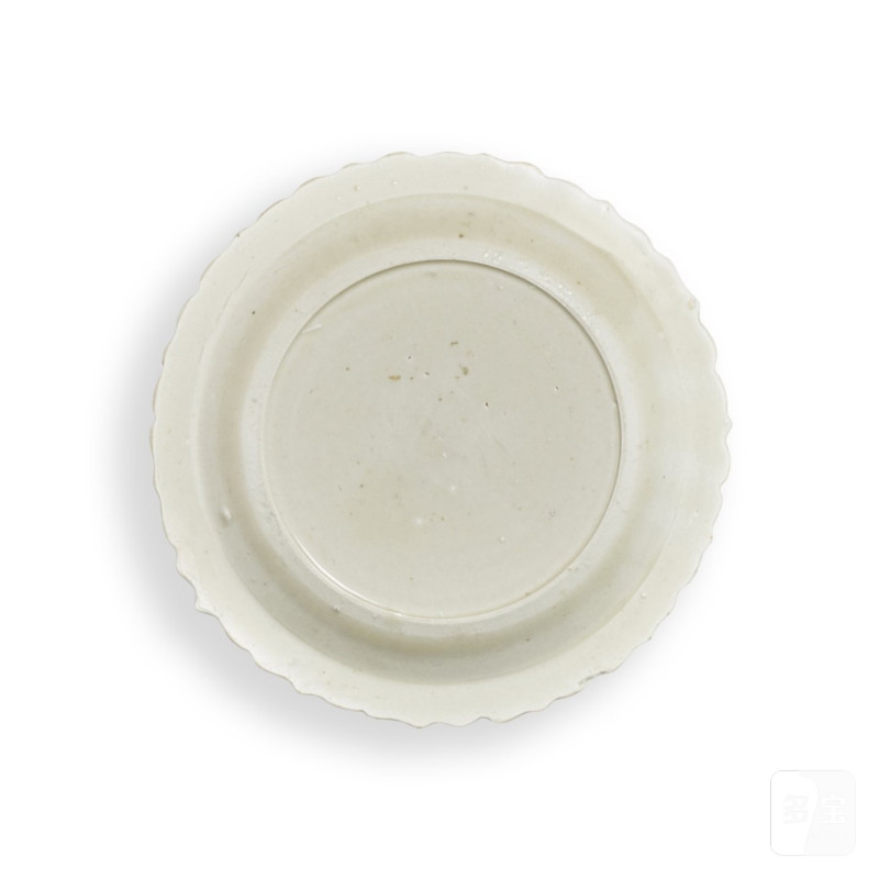 A Dingyao white-glazed moulded 'flower and rock' dish, Northern Song dynasty | 北宋 定窰白釉花石圖花口小盤 - 图2